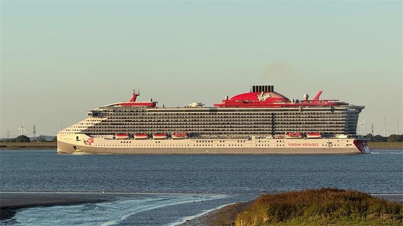 Sabine Seek fotografierte die „Valiant Lady“ vom Freiburger Außendeich aus.