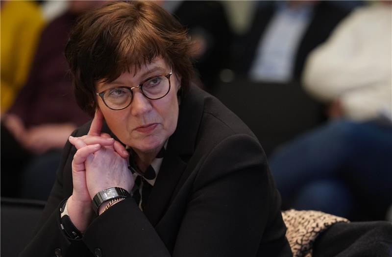 Brokstedt: Falscher Ausweis in Bamf-Akte des Tatverdächtigen Sabine Sütterlin-Waack (CDU), Ministerin für Inneres, Kommunales, Wohnen und Sport beschäftigt sich im Innen- und Rechtsausschuss des Landtags mit dem tödlichen Messerangriff in einem Zug in Brokstedt. Bei der Zugattacke waren am 25. Januar eine 17-Jährige und ein 19-Jähriger getötet worden. Fünf Menschen wurden verletzt. Foto: Marcus Brandt/dpa