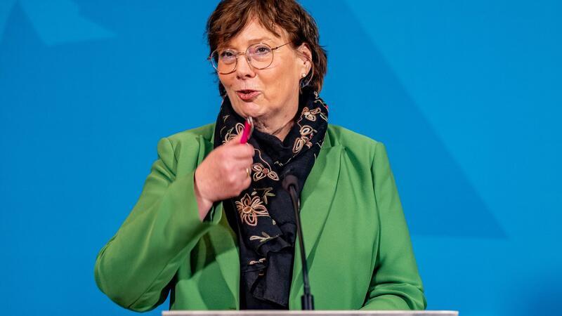Sütterlin-Waack über Proteste: Unmut zur Kenntnis genommen Sabine Sütterlin-Waack (CDU), Ministerin für Inneres, Kommunales, Wohnen und Sport des Landes Schleswig-Holstein, spricht bei einer Pressekonferenz.