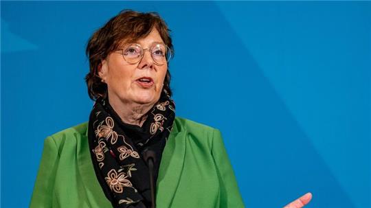 Sabine Sütterlin-Waack (CDU), Ministerin für Inneres, Kommunales, Wohnen und Sport des Landes Schleswig-Holstein, spricht bei einer Pressekonferenz im Landeshaus.