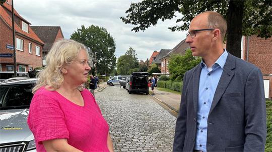 Sabine Timmann vom Verein Nachbarn im Kopenkamp und Wohnstätten-Geschäftsführer Dr. Christian Pape können nicht fassen, was in Stade passiert ist. Der Tatort war Dienstagmittag noch abgesperrt.