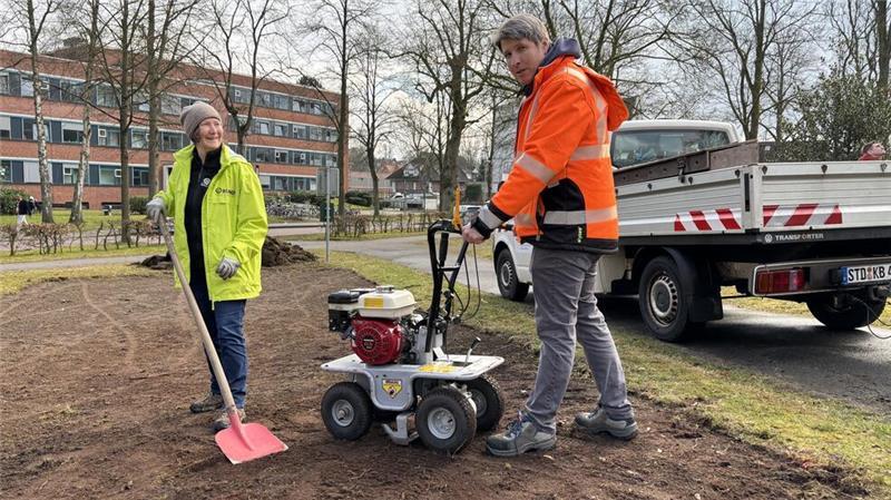Sabine Washof vom BUND und Alexander Wildgrube vom Stader Bauamt bereiten eine Fläche am Garnisonsfriedhof für die Aussaat insektenfreundlicher Blumen vor.