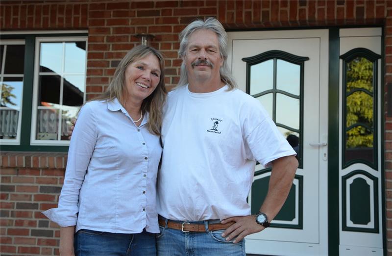 Sabine und Burkhard Schröder vor ihrem Haus mit acht Ferienwohnungen.  Foto von Allwörden