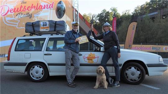 Sabine und Gerald Zinn starteten 2021 mit Hündin Bruni und ihrem Volvo bei einer Deutschland-Rallye. Nun soll es durch Skandinavien gehen.