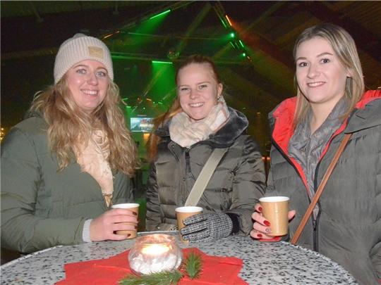 Sabrina Dietze, Nina Wendt und Celine Reis (von links) genießen den Winterabend in der Eishalle und freuen sich teilweise auf den nächsten Skurlaub.