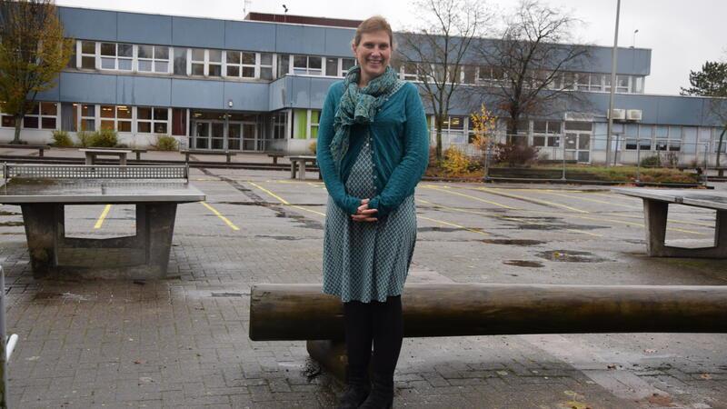 Sabrina Gellermann vor dem Gebäude der IGS Buxtehude. Seit 2016 leitet 41-Jährige die Schule.