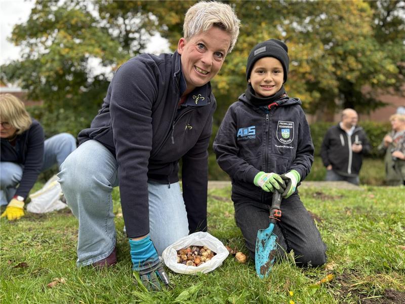 Sabrina Haak buddelt mit Pepe Frühblüher ein.