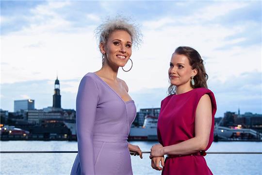 Sabrina Weckerlin (l) und Celena Pieper spielen die Hauptrollen von Elsa und Anna in der deutschsprachigen Erstaufführung des neuen Musicals «Die Eiskönigin». Der Kino-Welterfolg feiert am 7. November Musical-Premiere in Hamburg. Foto: Morris Mac Matzen/- Stage Entertainment Germany/dpa