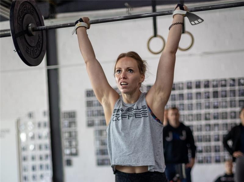 Sabrina beim Thruster in der Buxtehuder Major Crossfit Box