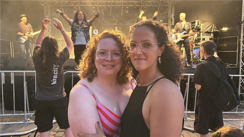 Altstadtfest Stade: So ging’s am Samstagabend in die heiße Phase Sabrina (links) und ihre Freundin Jackie kamen aus Buxtehude zum Stader Altstadtfest. Sie tanzen lieber zu den Klängen von Rock Royale anstatt Fußball zu gucken.