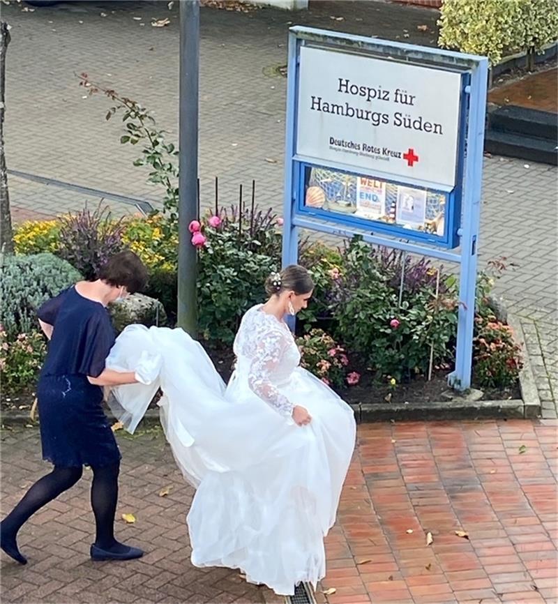 Hochzeit im Hospiz: Sterbenskranker Vater erlebt Trauung seiner einzigen Tochter Sabrina und ihre Mutter auf dem Weg zur Trauung ins Hospiz für den Hamburger Süden . Bräutigam Marco und der Brautvater warteten im „Raum der Stille“. Foto: privat