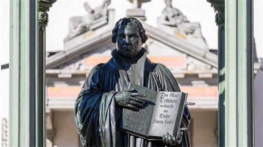Sachsen-Anhalt ist an zahlreichen Orten mit dem Leben und Wirken Martin Luthers verbunden - an der Wittenberger Schlosskirche hat der Reformator der Überlieferung nach seine 95 Thesen angeschlagen. (Archivbild)