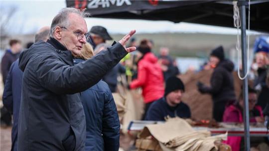Sachsen-Anhalts Ministerpräsident Reiner Haseloff (CDU) ist bei einem Besuch im Hochwassergebiet unfreundlich empfangen worden.