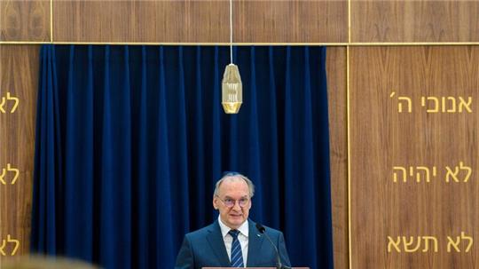 Sachsen-Anhalts Ministerpräsident Reiner Haseloff spricht bei der feierlichen Eröffnung der Neuen Synagoge in Magdeburg zu den Gästen.