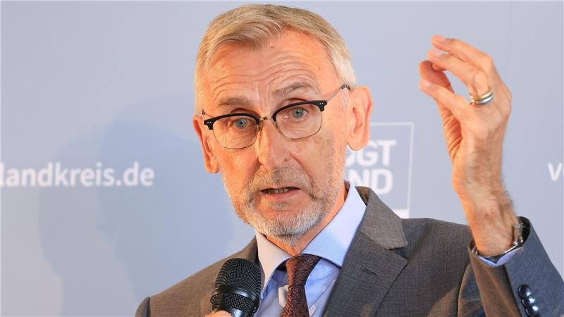 Mehr Ukraine-Flüchtlinge in Deutschland - neue Reiseregelung Sachsens Innenminister, Armin Schuster (CSU), sagt, die Umstellung auf Asylbewerberleistungen für neu angekommene ukrainische Flüchtlinge müsse jetzt schnell kommen. (Archivfoto)