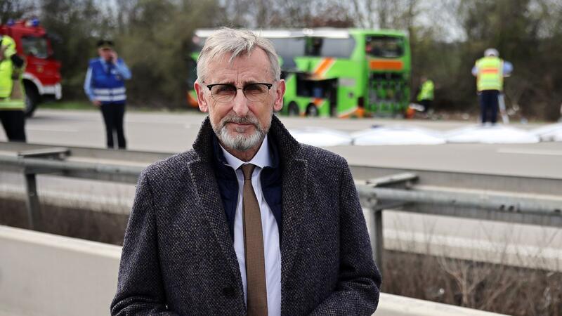 Busunfall auf A9: Polizei korrigiert Zahl der Toten auf vier Sachsens Innenminister Armin Schuster hat sich vor Ort einen Überblick verschafft.
