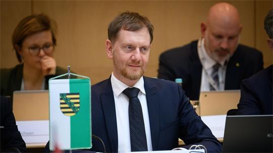 Sachsens Ministerpräsident Michael Kretschmer (CDU), hier im Bundesrat, droht mit Nein in der Länderkammer bei Rente und Pflege. (Archivbild)
