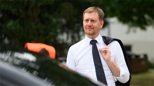 Sachsens Ministerpräsident Michael Kretschmer (CDU) sieht die Krise bei Volkswagen als Synonym für fehlende Wettbewerbsfähigkeit. (Archivbild)