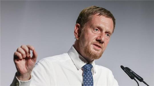 Sachsens Ministerpräsident Michael Kretschmer fordert Leistungen für ausreisepflichtige Menschen zu kürzen.