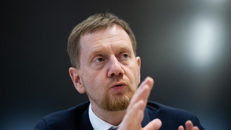 Städte fordern mehr Hilfe bei der Flüchtlingsunterbringung Sachsens Ministerpräsident Michael Kretschmer fordert noch vor dem geplanten Gespräch zur Asylpolitik mit dem Kanzler eine Obergrenze bei der Aufnahme von Geflüchteten.