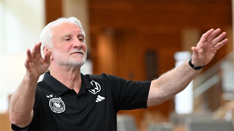 Sachte, sachte: Rudi Völler ist bemüht, der Positionsdebatte um Joshua Kimmich zu beruhigen.