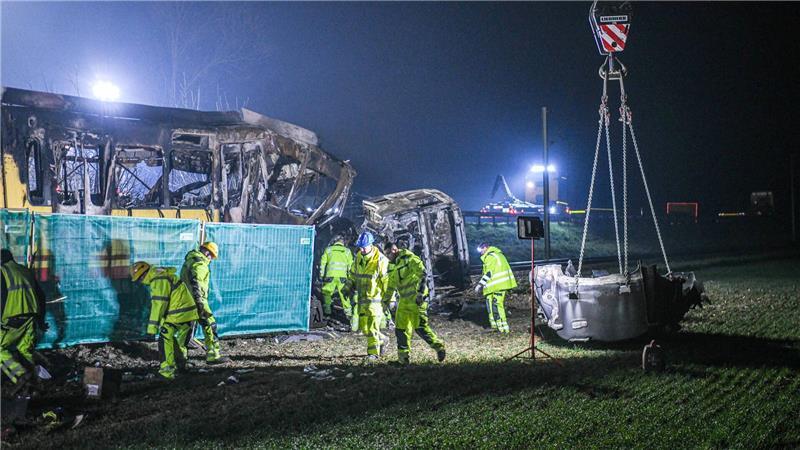 Sachverständige sollen helfen, den Unfallhergang an einem unbeschrankten Bahnübergang zu klären. 