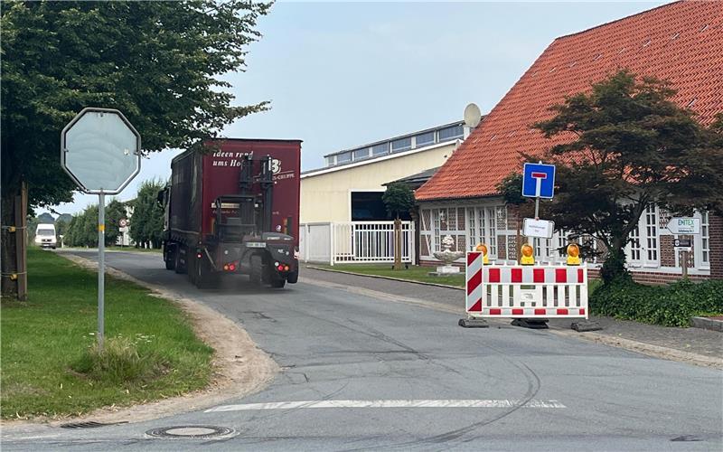 Bliedersdorf: Grundschüler müssen noch ein Jahr auf Schulweg warten Sackgasse: Die Zufahrt von Nottensdorf aus zur Grundschule ist für Fahrzeuge gesperrt.