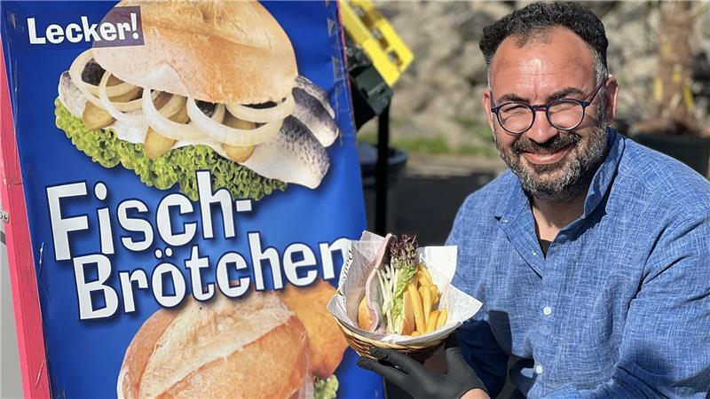 Sadar Hasan bietet Fisch&Mehr am Lühe-Anleger. Wer besonders sympathisch rüberkommt, wird mit Pommes zum Fischbrötchen belohnt.