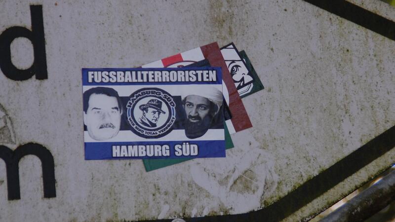 Marode Straßen und Vandalismus: Ärger in Apensen Saddam Hussein, Hans Albers und Osama bin Laden - Aufkleber mit fragwürdiger Botschaft der HSV-Fans Hamburg Süd verunstalten ein Schild vor der Grundschule Apensen.