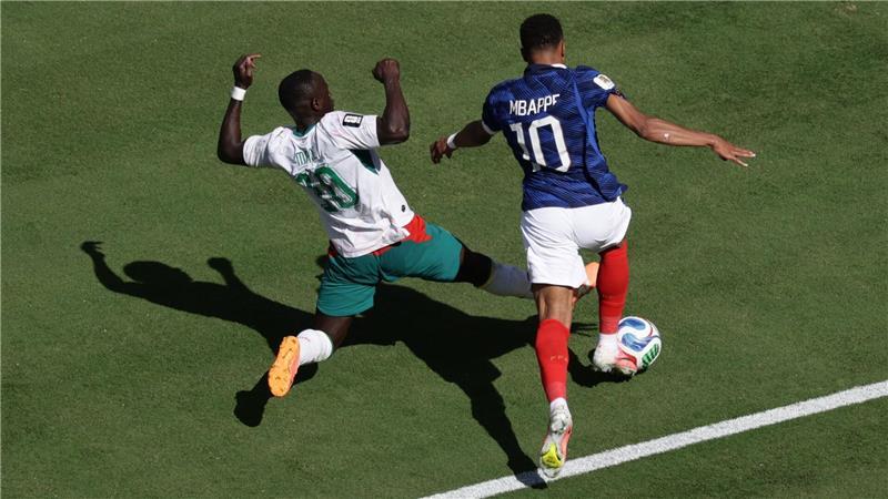 Das war die WM-Nacht: Superstars Messi und Haaland zaubern Sadio Mané (l) bringt Kylian Mbappé zu Fall - doch Elfmeter gab es nicht.