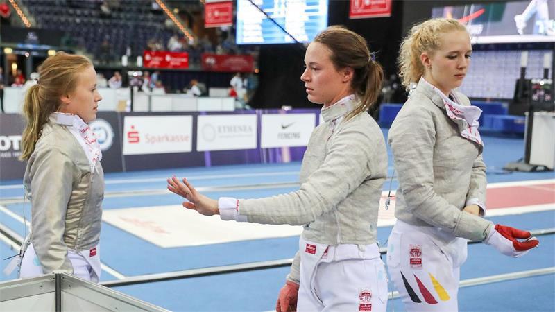 Säbelfechterin Eifler gewinnt sensationell WM-Gold Säbelfechterin Larissa Eifler (links) hat sich in Hongkong zur Weltmeisterin gekrönt. (Archivbild)