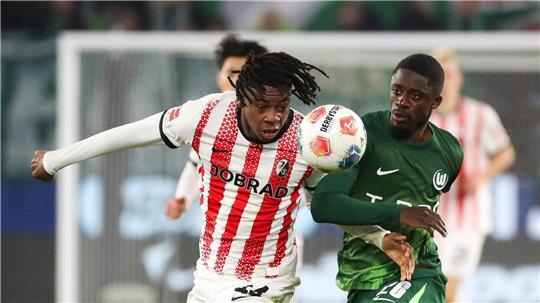 Saël Kumbedi bleibt beim VfL Wolfsburg.