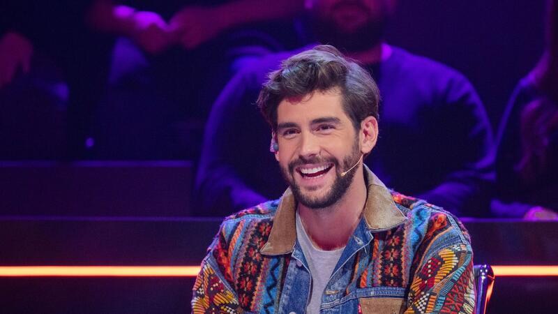 „The Masked Singer“ - Ruth Moschner hat einen Neuen  Sänger Alvaro Soler war schon 2021 Gast im Rateteam.