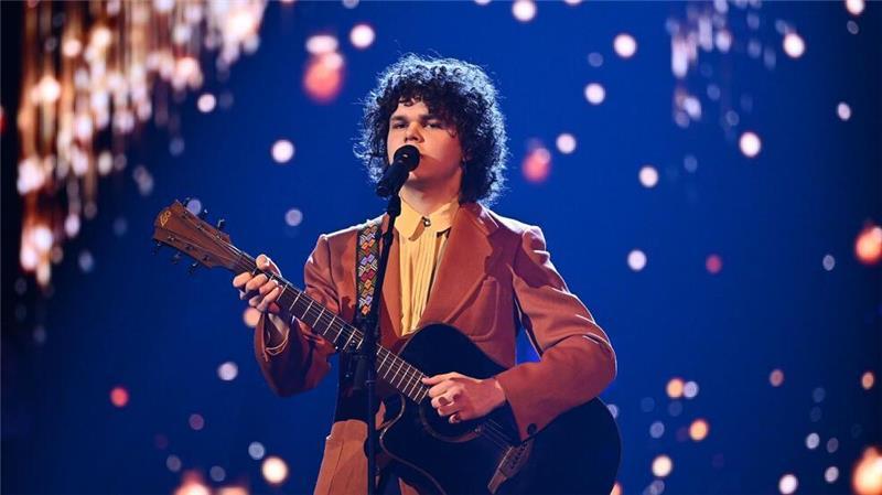 Schickt Stefan Raab bald wilde Mittelalter-Rocker zum ESC? Sänger Benjamin Braatz brauchte nur seine Gitarre, um das Publikum für sich zu gewinnen.
