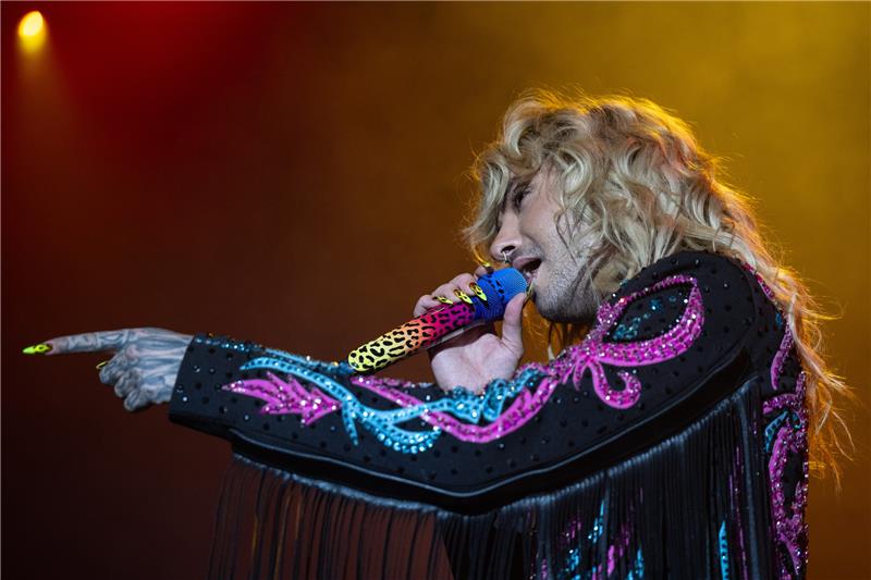 Nach Abbruch beim Deichbrand: In Berlin kann Heidi Klum Tokio Hotel zujubeln Sänger Bill Kaulitz von Tokio Hotel beim Auftritt am Brandenburger Tor in Berlin. Foto: dpa