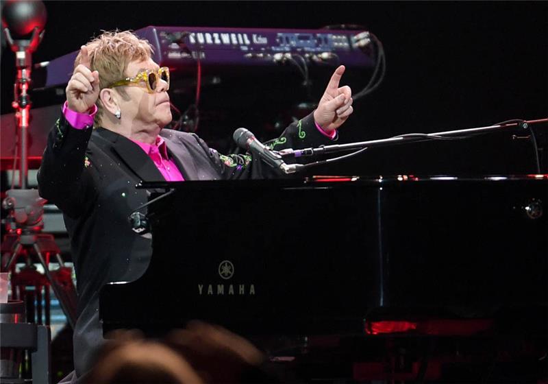 Sänger Elton John verzaubert in der Barclaycard-Arena das Hamburger Publikum. Foto: Heimken/dpa
