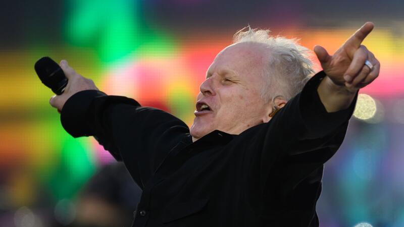 40 Jahre „Bochum“: Grönemeyer bei Tour-Auftakt gefeiert Sänger Herbert Grönemeyer performt zum Auftakt seiner Tournee im Dresdener Rudolf-Harbig-Stadion.