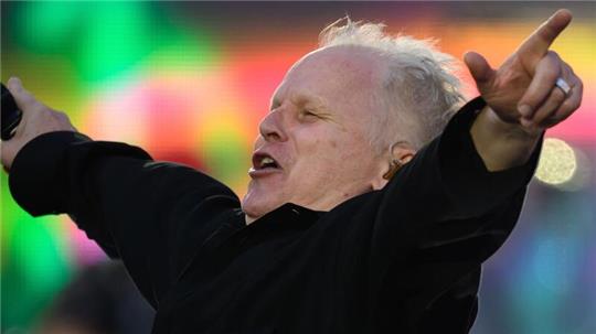 Sänger Herbert Grönemeyer schafft es mit „Zeit, dass sich was dreht“ an die Spitze der Charts.