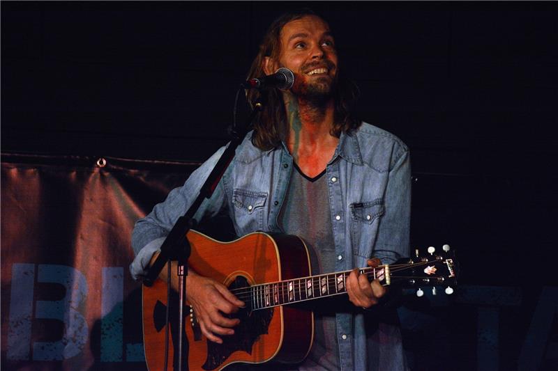 Sänger Ingo Pohlmann verzauberte das Publikum im Jugendzentrum. Fotos Beneke