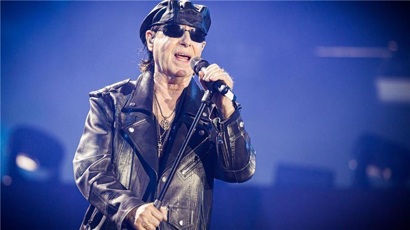 Sänger Klaus Meine - im typischen schwarzen Look mit Kappe.
