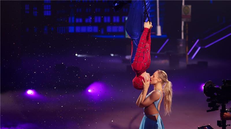 Sänger Milano und Tanzpartnerin Marta Arndt spielten die ikonische Kuss-Szene aus den Spider-Man-Filmen nach.