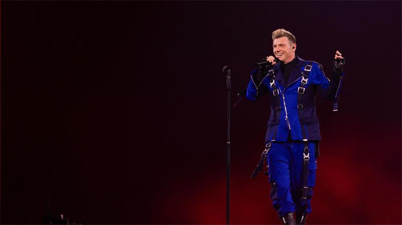 Auf Hoverboards in die 90er - Backstreet Boys in Düsseldorf Sänger Nick Carter erinnerte sich auf der Bühne an den Karrierebeginn in Deutschland.