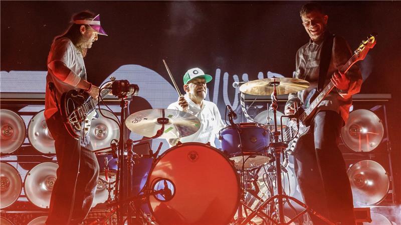 Sänger Peter Brugger (l-r), Schlagzeuger Florian Weber und Bassist Rüdiger Linhof von der deutschen Indie-Rock-Band „Sportfreunde Stiller“ spielen zum Auftakt ihrer Tour „30 wunderbare Jahre“ in der Heinrich-Lades-Halle in Erlangen.