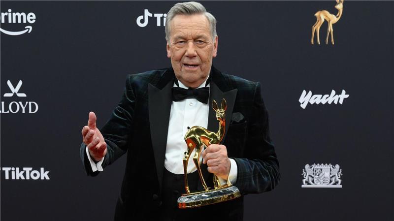 Sänger Roland Kaiser zeigt seinen BAMBI in der Kategorie „Lebenswerk“ bei der 77. Bambi-Verleihung in den Bavaria Filmstudios.