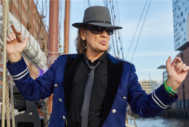 Sänger Udo Lindenberg steht während eines Promotion-Termins für das Album "Live vom Atlantik" vor der Kulisse der Elbphilharmonie. Foto: Georg Wendt/dpa