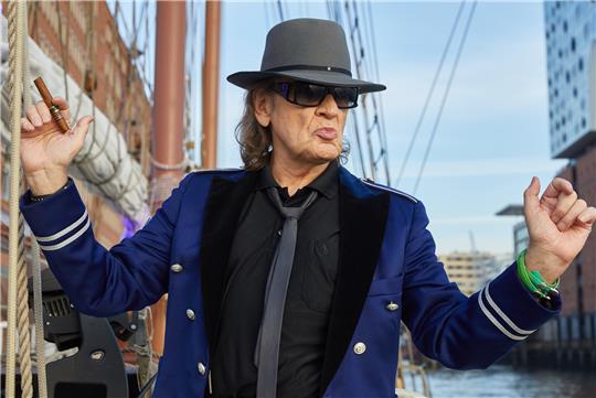 Sänger Udo Lindenberg steht während eines Promotion-Termins für das Album "Live vom Atlantik" vor der Kulisse der Elbphilharmonie. Foto: Georg Wendt/dpa