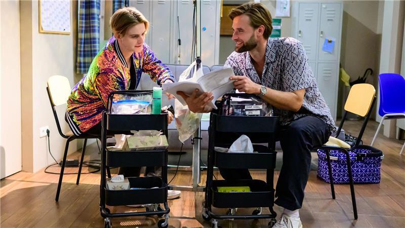 Vincent Gross spielt Gastrolle in Telenovela „Rote Rosen“ Sänger Vincent Gross (links) zeigte sich beeindruckt vom Set der ARD-Serie „Roten Rosen“.