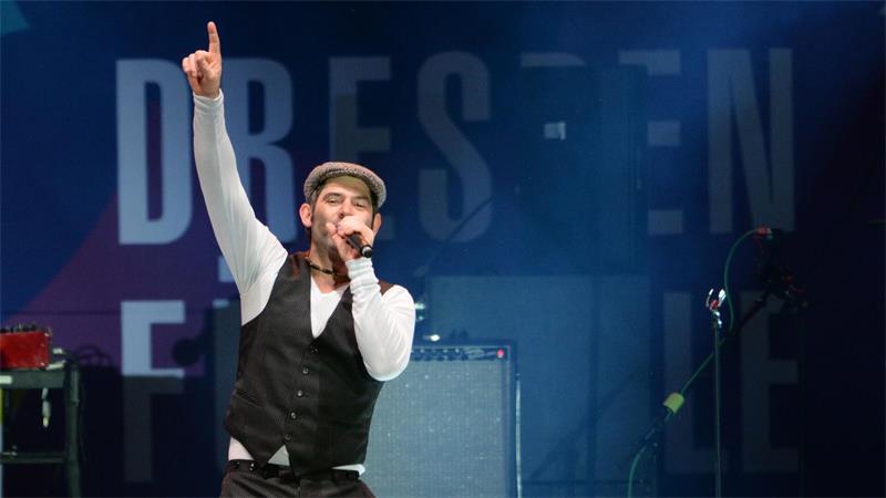 Sänger und Frontmann Sascha Pierro steht auf der Bühne während eines Konzerts im Jahr 2015. (Archivbild)