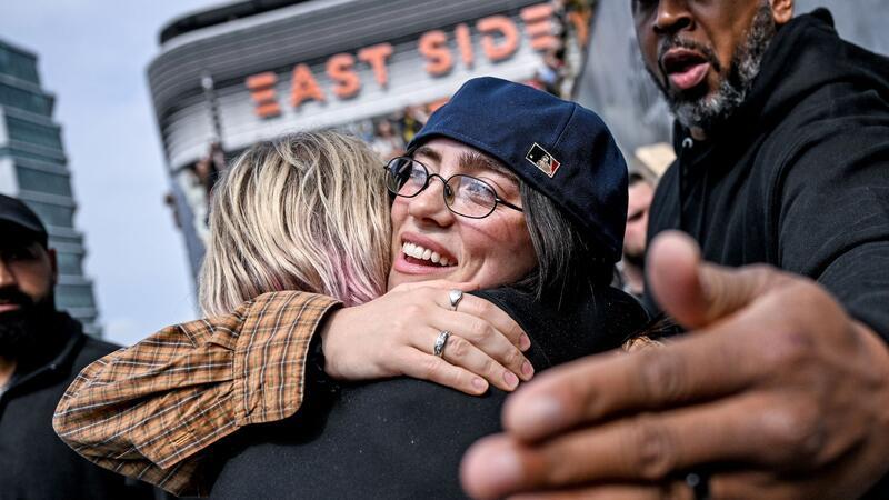 Billie Eilish feiert die vegane Gastronomie in Berlin Sängerin Billie Eilish umarmt einen Fan.