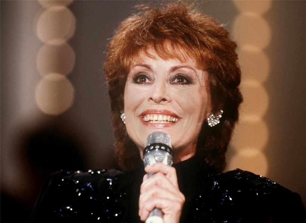 Sängerin Caterina Valente bei ihrer Musikshow "Unter Freunden". In den 60er Jahr...